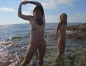 011723_poppy_and_brille_swimming_nude_on_a_rocky_beach_and_eating_bananas
