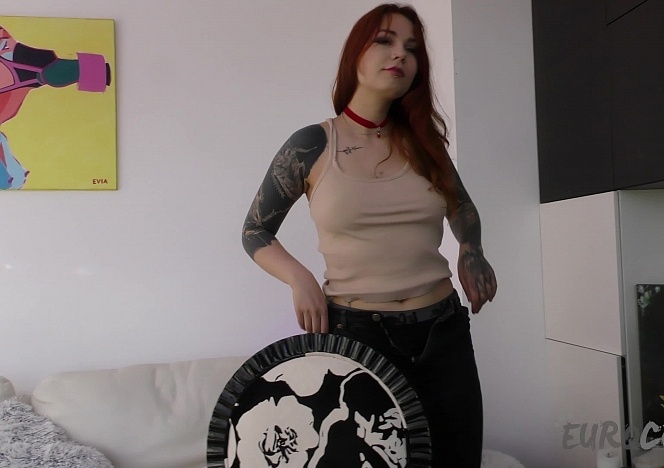 012723_hot_tattoo_model_cheri_masturbating_with_a_hairbrush