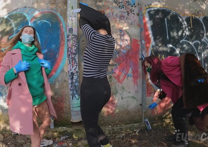 022423_spray_painting_models_on_vacation_making_some_graffiti_art_cheri_josie_fresh_and_poppy