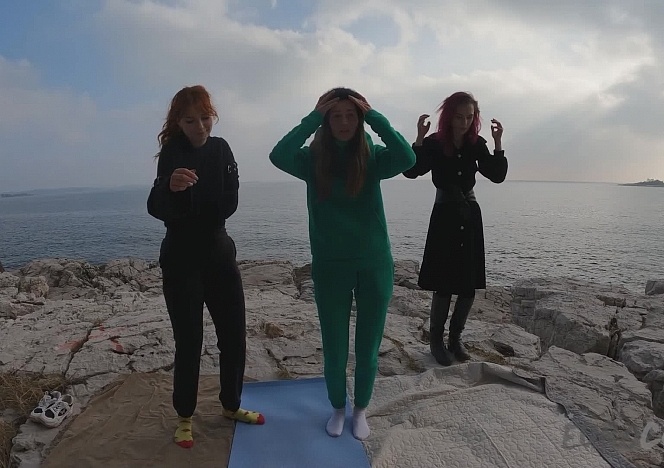 031023_josie_fresh_with_her_friends_poppy_and_cheri_naked_working_out_on_a_rocky_beach_cold_january_day_on_winter_vacation