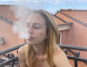 031423_asmr_naked_rooftop_terrace_chip_eating_mukbang_ginger_lea