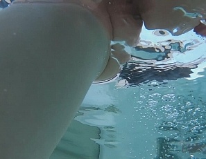 031822_underwater_jacuzzi_dildo_masturbating_hot_blonde_ingrida