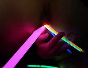 033018_nice_girl_27yo_raquel_gaping_her_pussy_open_with_kinky_glowsticks_cervix_view