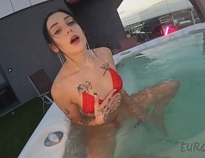 051625_underwater_jacuzzi_glass_dildo_masturbation_hot_petite_tattoo_model_dora_enjoys_sunset