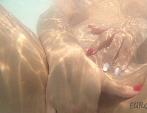 070221_eveniya_playing_underwater_with_miss_pussycat