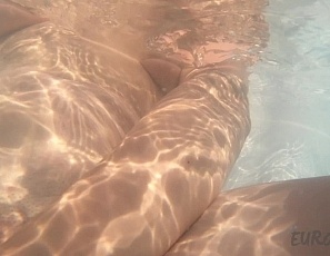 070221_eveniya_playing_underwater_with_miss_pussycat
