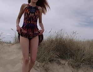 071018_public_beach_masturbating_teen_anusha_lets_cameraman_rub_her_clit_and_finger_her_while_she_masturbates