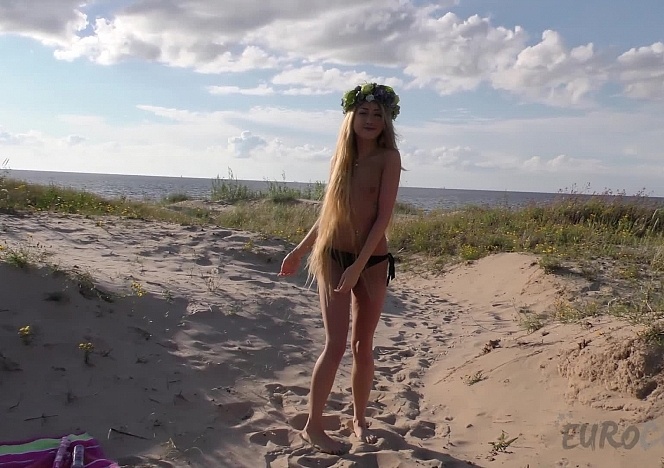 080316_hot_and_sunny_day_at_the_beach_with_spinner_blonde_jesse_empera_masturbating_in_public