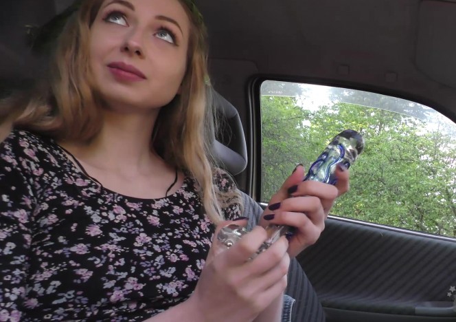 083016_19yo_areana_masturbating_with_a_glass_dildo_in_my_car