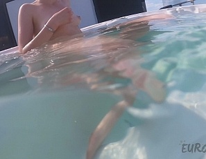 091621_underwater_jacuzzi_glass_dildo_masturabtion_hot_model_margarita