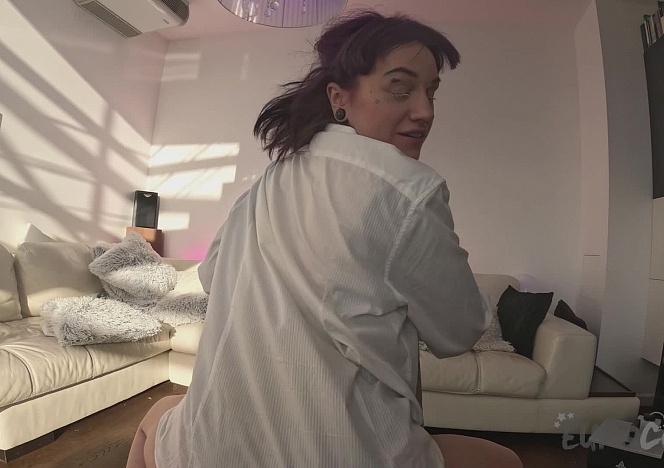 092425_short_hair_new_model_ellah_dances_a_sexy_striptease_and_fingers_herself_to_get_off