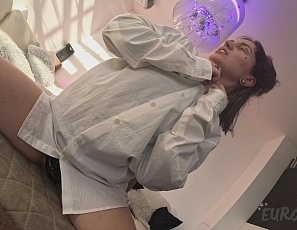 092425_short_hair_new_model_ellah_dances_a_sexy_striptease_and_fingers_herself_to_get_off
