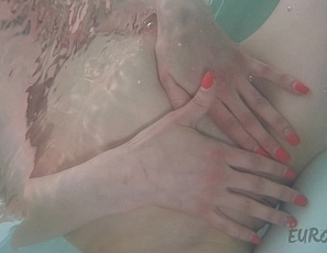 093022_pretty_josie_masturbating_with_a_glass_dildo_underwater_jacuzzi