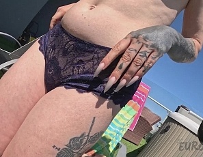 101525_hot_model_brille_oils_herself_up_while_sunbathing_nude_outdoors_and_touching_fingering_her_tight_shaved_pussy