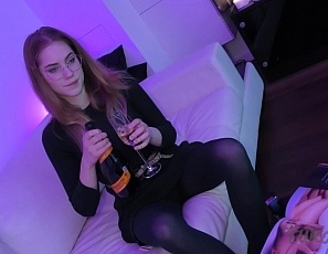 111821_aesthetic_vibes_young_margarita_vaping_and_masturbating_on_the_white_casting_couch